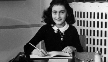 12. jūnijs. Ebreju meitene Anna Franka saņem dāvanā bloknotu