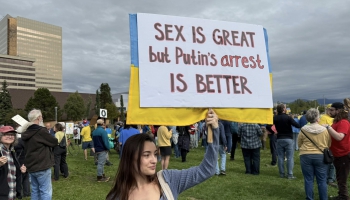 Ina Strazdiņa no Aļaskas: Ukrainas atbalstam demonstrācijās pulcējušies ļoti daudz cilvēku