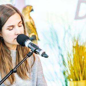 Viņas mūzika ieved brīnumzemē. Vai brīnumi sagaida arī tos, kas satiek treneri Alisi Josti