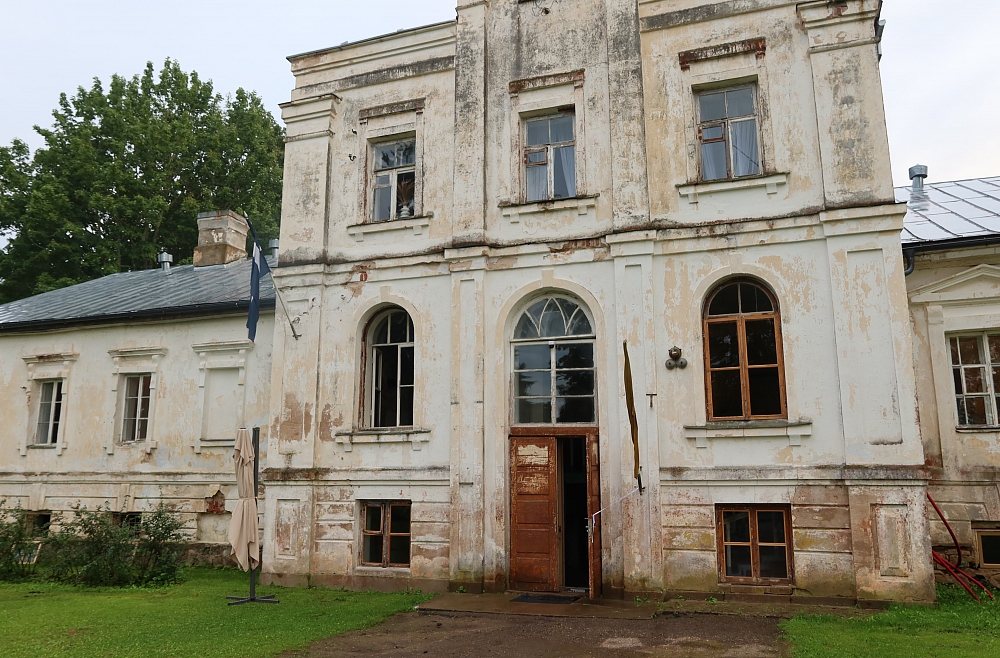 Maija Krasnā, Džeimijs Henebry, Ārdavas muiža