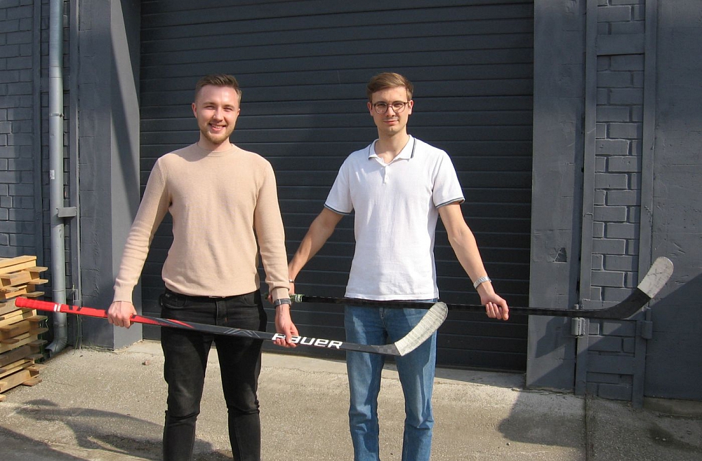 Jelgavnieki Reinis Nikuļcevs un Aksels Zingulis ražo un eksportē hokeja nūju rokturus