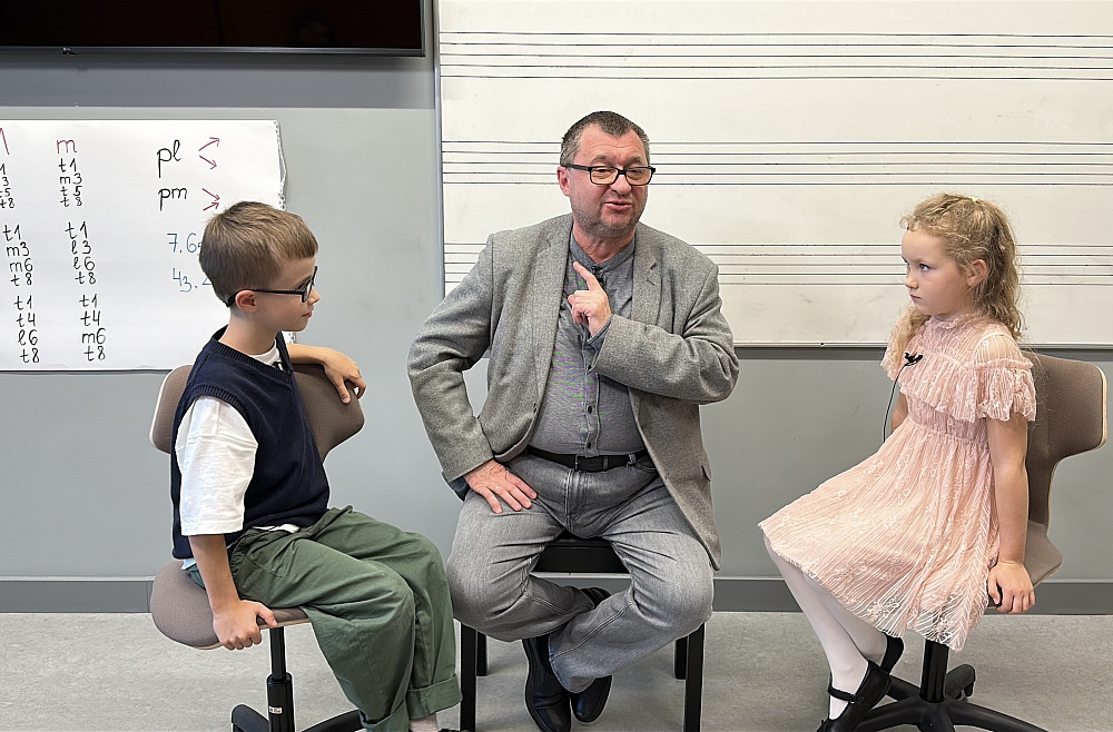 Vai partitūrā jau ierakstīts, kā diriģentam kustināt rokas? Ciemos pie Andra Vecumnieka