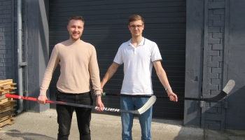 Jelgavnieki Reinis Nikuļcevs un Aksels Zingulis ražo un eksportē hokeja nūju rokturus