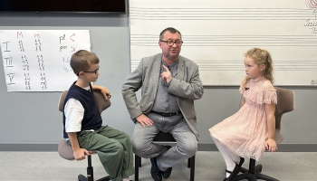 Vai partitūrā jau ierakstīts, kā diriģentam kustināt rokas? Ciemos pie Andra Vecumnieka