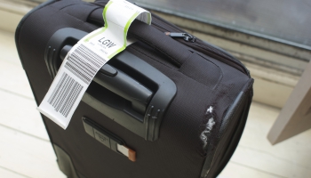 Фейковая распродажа в аэропорту: не верьте рекламе о продаже чемоданов 