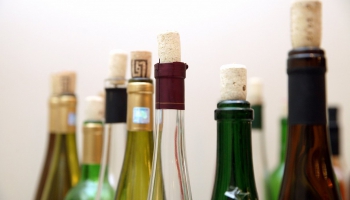 Latvijā aug izdzertais legālā alkohola patēriņš; arī nelegālo dziru ievedam vairāk