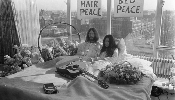 25. marts. Džons Lenons un Joko Ono sarīko akciju "Gultā mieram"