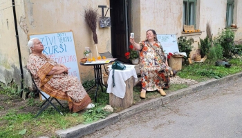 Kuršu gars ar kaķi fonā Kuldīgā