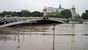 Plūdu dēļ slēdz Luvras muzeju; bojāgājušo skaits Eiropā pieaug līdz 11 cilvēkiem
