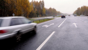 Reportāža: Šoferu bieds rudens klāt – kādas kļūdas pieļaujam uz ceļa