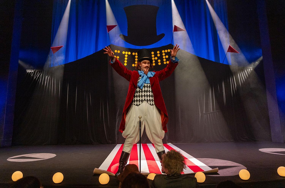 Toma Treiņa istudējumu "Mazais cilvēks" Valmieras teātri caurvij cirka pasaule