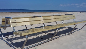 Jūrmalas pludmalē zilos solus nomainīs smilškrāsas sēžamie; augstās cenas dēļ pirks mazāk