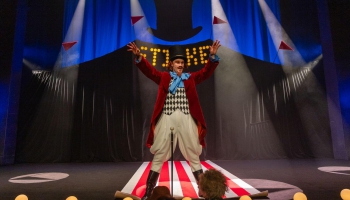 Toma Treiņa istudējumu "Mazais cilvēks" Valmieras teātri caurvij cirka pasaule