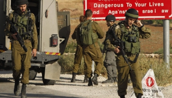 Pēc apšaudes Telavivā desmitiem tūkstošiem palestīniešu aizliedz iebraukt Izraēlā