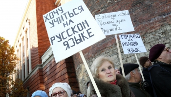 Pie IZM protestē pret ideju pāriet uz mācībām latviešu valodā