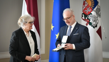 Gleznotāja Vija Celmiņš saņem Triju Zvaigžņu ordeni