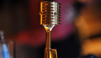 Pasniegs mūzikas ierakstu gada balvas "Zelta mikrofons"
