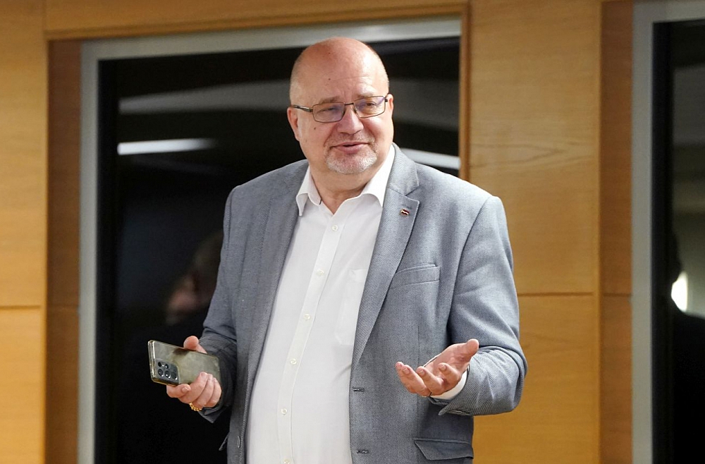 Valkas mēru un divas pašvaldības amatpersonas rosina apsūdzēt par krāpšanu lielā apmērā