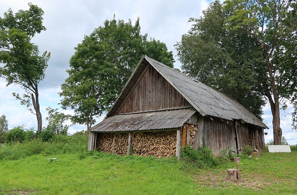 Monta Vecozola, dzīve laukos