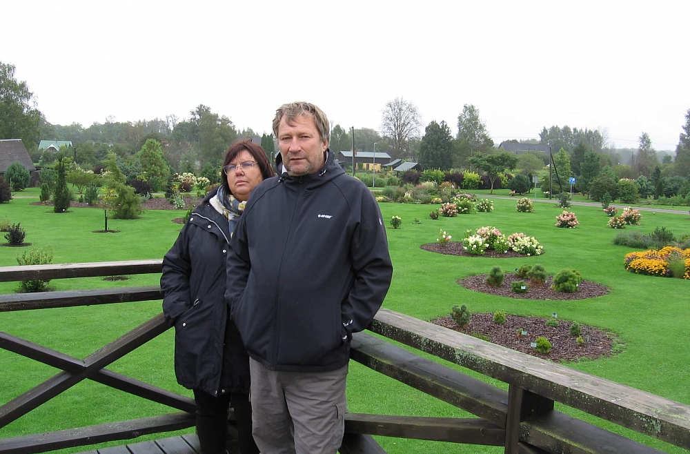 Jānim un Ilvai Lodziņiem 11 gadus lolotais kolekciju dārzs Raunā ir hobijs