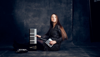 Pianiste Laura Farē Rosada albumā "Araspel" (2025)