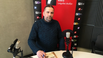 Vēsturnieks Agris Dzenis tulko senāko Rīgas hroniku - "Helevega hroniku"