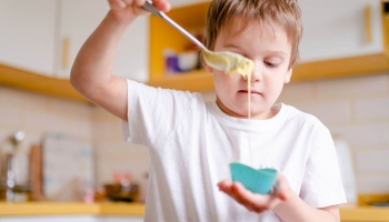Kādus ēdienus bērns var pats pagatavot, esot viens mājās?
