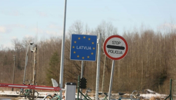 Свадебный кортеж, автобус, полицейская машина: как маскируют нелегальный трафик мигрантов