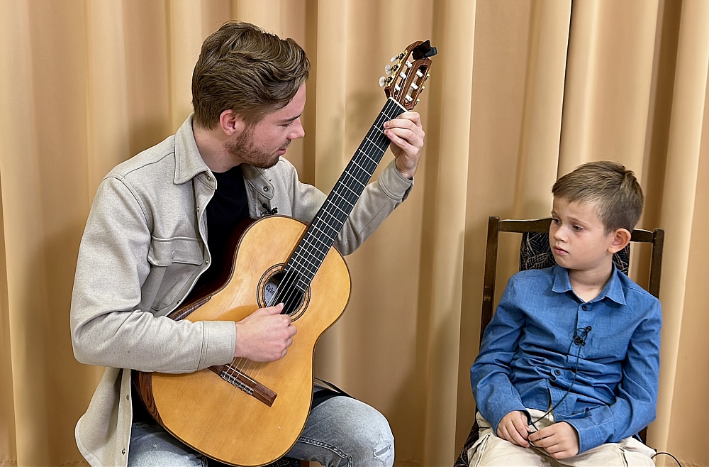 Vai vienmēr ģitārai ir sešas stīgas un vai tās spēlēšanai nepieciešami nagi?