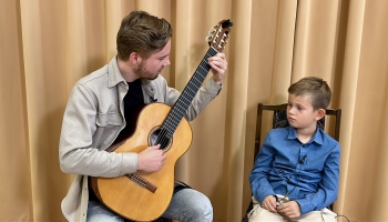 Vai vienmēr ģitārai ir sešas stīgas un vai tās spēlēšanai nepieciešami nagi?