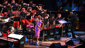 Dziedātāja Dī Dī Bridžvotere un "NYO Jazz" festivālā "BBC Promenāde"