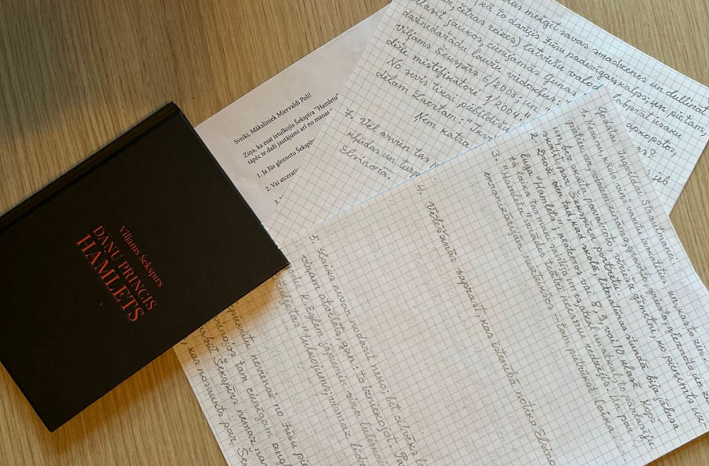 Dažādu laiku uzslāņojumi "Hamleta" tulkojumiem pamudinājuši Miervaldi Poli radīt savu