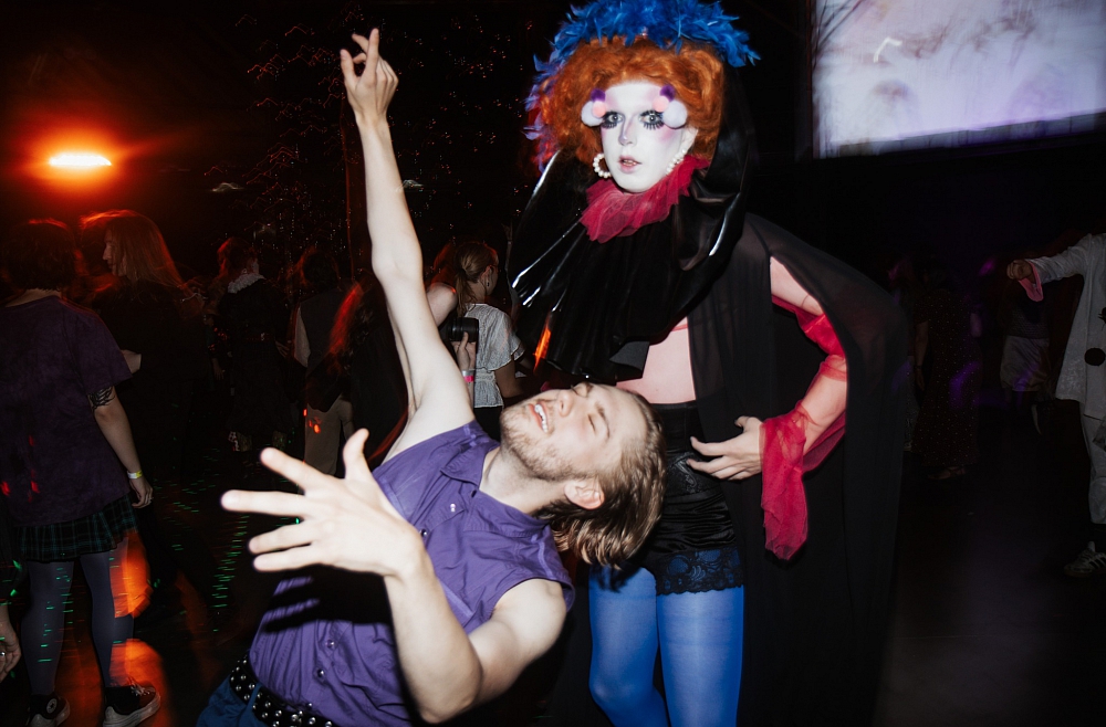 Dzejas pusnakts un performatīvā dzeja