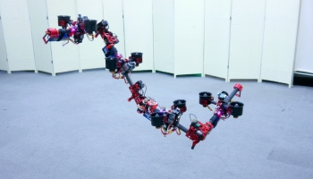 Dronu čūskas un taisnas stājas roboti