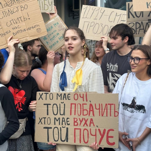 Ukrainā protesti pret korupcijas apkarotāju vājināšanu; Zelenskis sola jaunu likumu