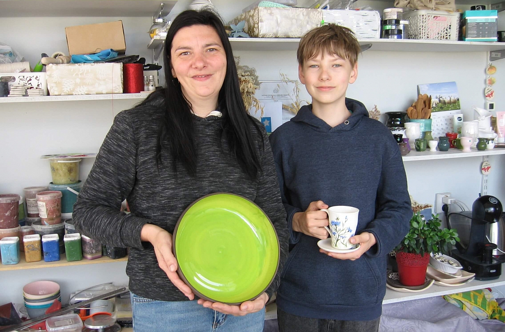Daiga Plociņa atgriezusies pie bērnībā apgūtā - darina keramikas traukus