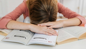 11. klašu skolēniem liela slodze mācību gada beigās: kā tā ietekmēs eksāmenu rezultātus