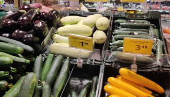 Уценить. Отдать. Утилизировать. Что делают супермаркеты с несвежими продуктами? 