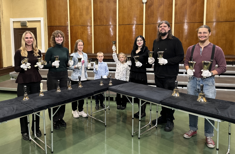 Kāpēc zvanu ansambļa dalībnieki apmeklē saimniecības preču veikalus?