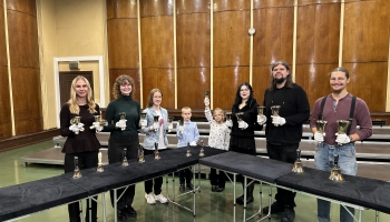 Kāpēc zvanu ansambļa dalībnieki apmeklē saimniecības preču veikalus?