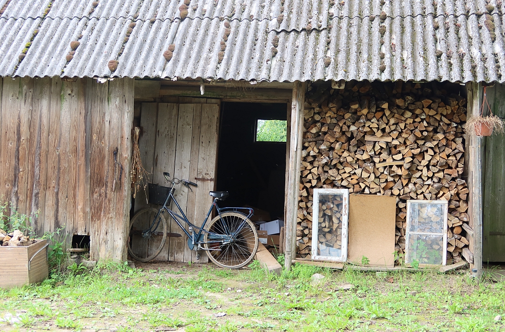 Monta Vecozola, dzīve laukos
