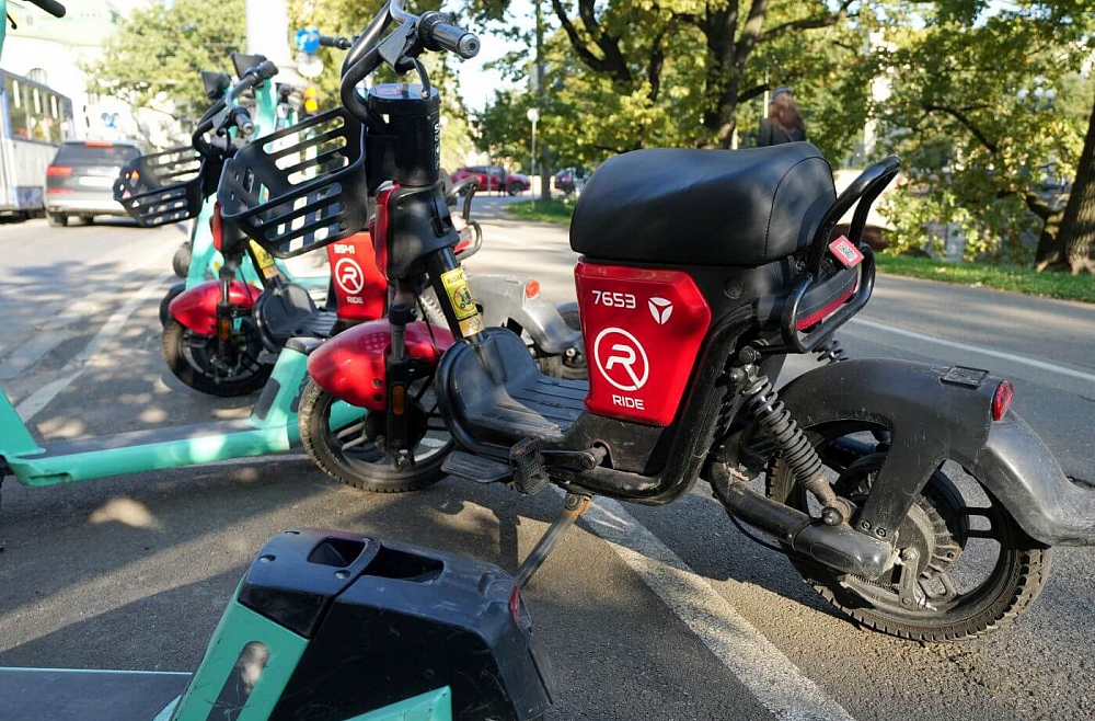 Krustpunktā: Nelaimes gadījumi aktualizē jautājumu par elektrisko mopēdu drošu lietošanu