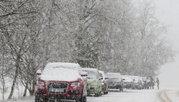 Sniegs apgrūtina braukšanu lielākajā Latvijas daļā