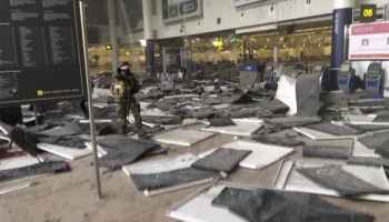 Briseles lidostā nogranduši divi sprādzieni; seko sprādzieni metro stacijā