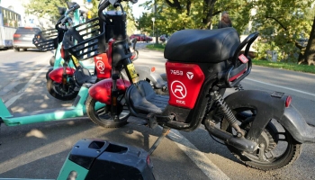 Krustpunktā: Nelaimes gadījumi aktualizē jautājumu par elektrisko mopēdu drošu lietošanu