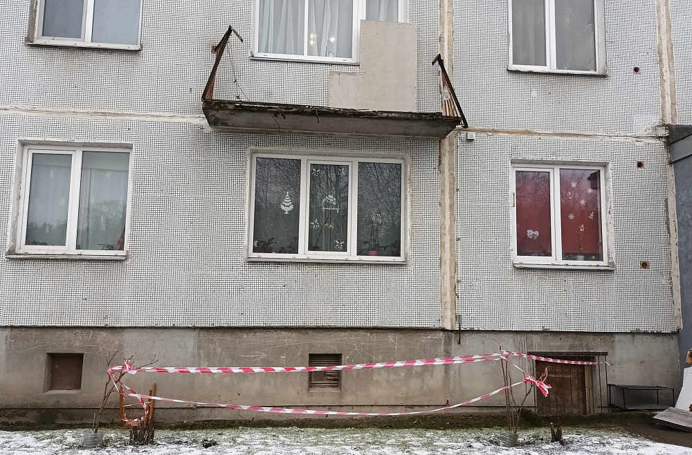 Māju apsaimniekošana. Drūpošs apmetums, no balkoniem krītošas detaļas un citas likstas