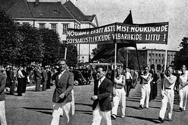 Dzelzs priekškara ēnā