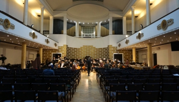 Mūzika pati pasaka, kas tā vēlas būt. Saruna ar Normundu Šnē un komponistu Filipu Maincu