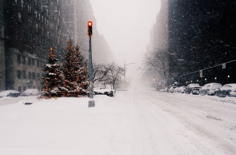 Ziemas turpinās: Kas ir atbildīgs par to, lai ietves, ceļi un ielas ir notīrītas?