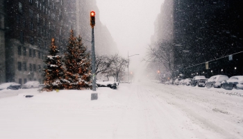 Ziemas turpinās: Kas ir atbildīgs par to, lai ietves, ceļi un ielas ir notīrītas?